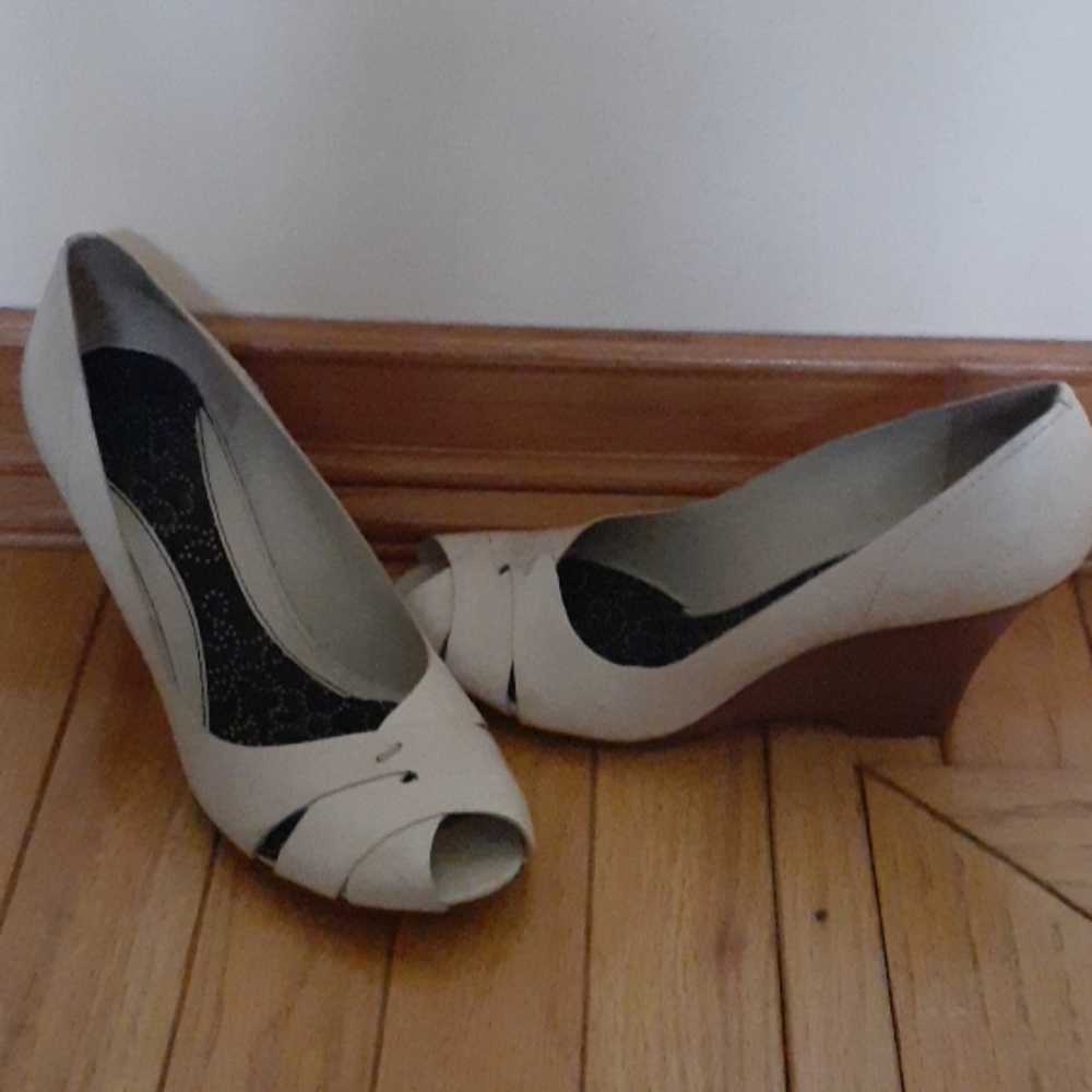 Kenneth Cole Wedge